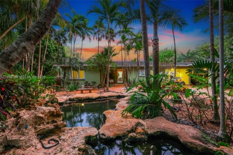 House in Miami, Florida 7 bedrooms, 378.3 sq.m. № 2062503 - photo 2