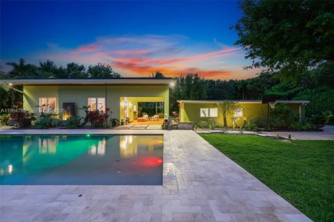 House in Miami, Florida 7 bedrooms, 378.3 sq.m. № 2062503 - photo 14