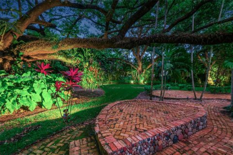 House in Miami, Florida 7 bedrooms, 378.3 sq.m. № 2062503 - photo 7