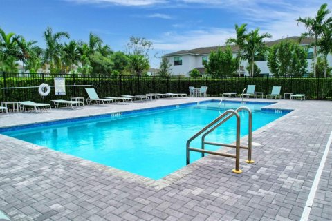 Townhouse in Lake Worth, Florida 3 bedrooms, 215.25 sq.m. № 1826097 - photo 12