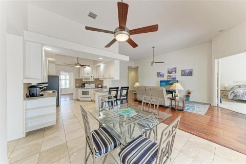 House in Venice, Florida 5 bedrooms, 235.69 sq.m. № 2398468 - photo 22