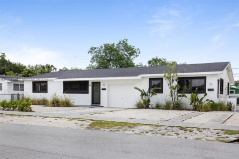 Commercial property in Miami, Florida 195.65 sq.m. № 1931995 - photo 2
