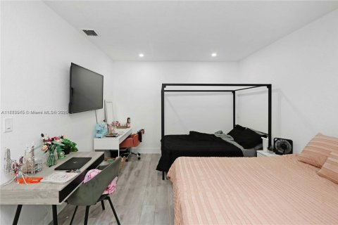 Commercial property in Miami, Florida 195.65 sq.m. № 1931995 - photo 12