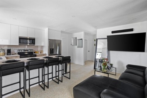 Commercial property in Miami, Florida 195.65 sq.m. № 1931995 - photo 8