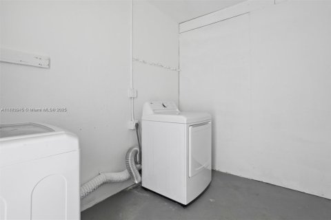 Commercial property in Miami, Florida 195.65 sq.m. № 1931995 - photo 27