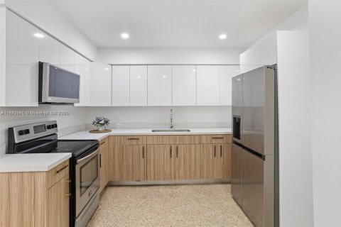 Commercial property in Miami, Florida 195.65 sq.m. № 1931995 - photo 18