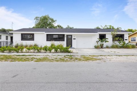 Commercial property in Miami, Florida 195.65 sq.m. № 1931995 - photo 1