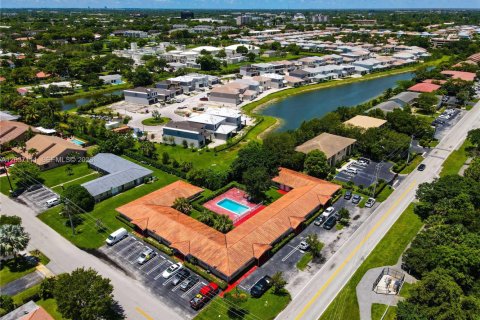 Propiedad comercial en venta en Coral Springs, Florida № 2154087 - foto 2