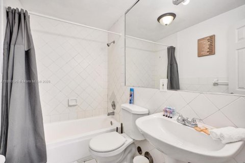 Condominio en venta en Miami Beach, Florida, 32.52 m2 № 1861722 - foto 11