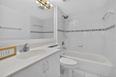 Condo in Miami, Florida, 2 bedrooms  № 1929525 - photo 10
