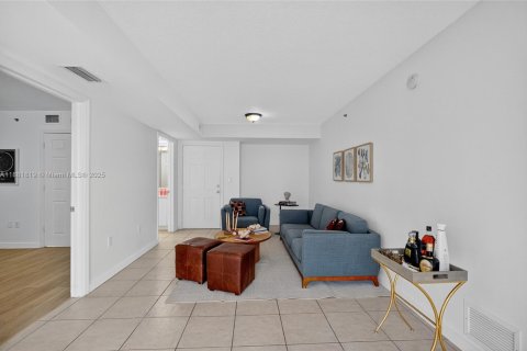 Condo in Miami, Florida, 2 bedrooms  № 1929525 - photo 4
