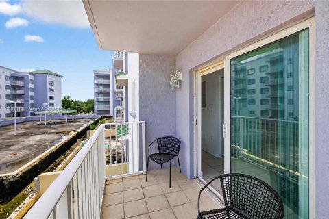 Condo in Miami, Florida, 2 bedrooms  № 1929525 - photo 21