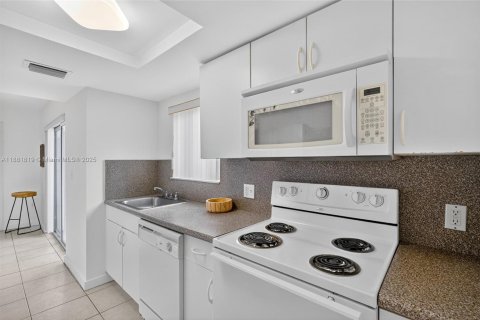 Condo in Miami, Florida, 2 bedrooms  № 1929525 - photo 16