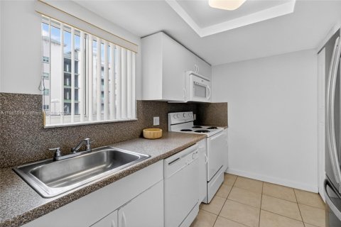 Condo in Miami, Florida, 2 bedrooms  № 1929525 - photo 15