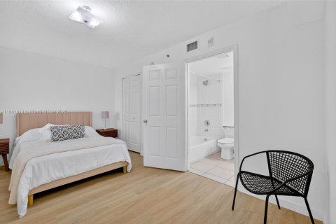 Condo in Miami, Florida, 2 bedrooms  № 1929525 - photo 18