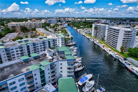 Condo in Miami, Florida, 2 bedrooms  № 1929525 - photo 24
