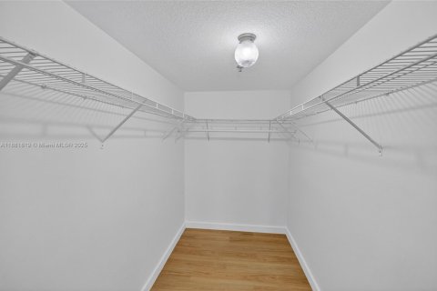 Condo in Miami, Florida, 2 bedrooms  № 1929525 - photo 9