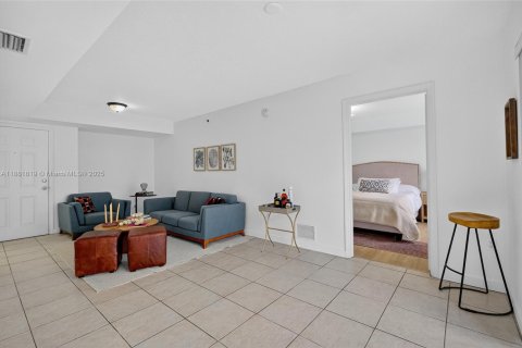 Condo in Miami, Florida, 2 bedrooms  № 1929525 - photo 5