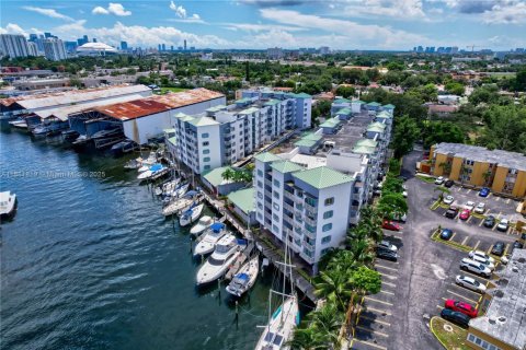 Condo in Miami, Florida, 2 bedrooms  № 1929525 - photo 25