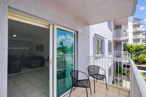 Condo in Miami, Florida, 2 bedrooms  № 1929525 - photo 20