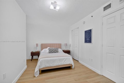 Condo in Miami, Florida, 2 bedrooms  № 1929525 - photo 12