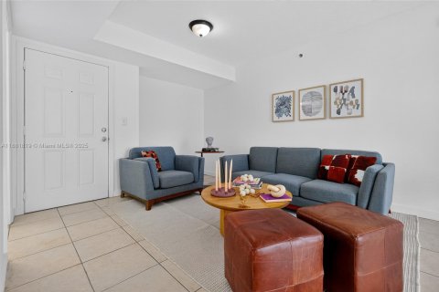 Condo in Miami, Florida, 2 bedrooms  № 1929525 - photo 3