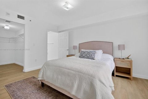 Condo in Miami, Florida, 2 bedrooms  № 1929525 - photo 8