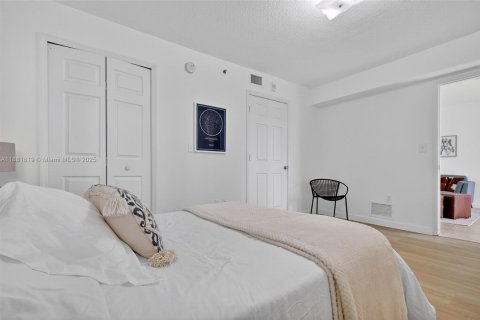 Condo in Miami, Florida, 2 bedrooms  № 1929525 - photo 17