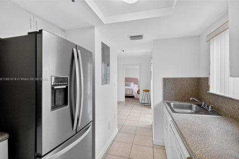 Condo in Miami, Florida, 2 bedrooms  № 1929525 - photo 14