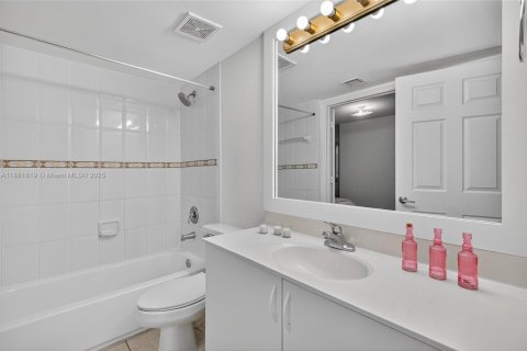 Condo in Miami, Florida, 2 bedrooms  № 1929525 - photo 19