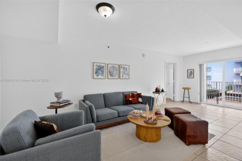 Condo in Miami, Florida, 2 bedrooms  № 1929525 - photo 1