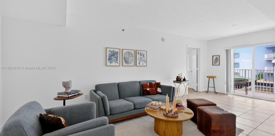 Condo in Miami, Florida, 2 bedrooms  № 1929525