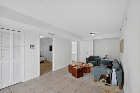 Condo in Miami, Florida, 2 bedrooms  № 1929525 - photo 6
