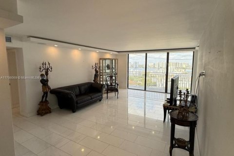 Снять в аренду кондоминиум в Санни-Айлс-Бич, Флорида 2 спальни, 170.94м2, № 2035867 - фото 3