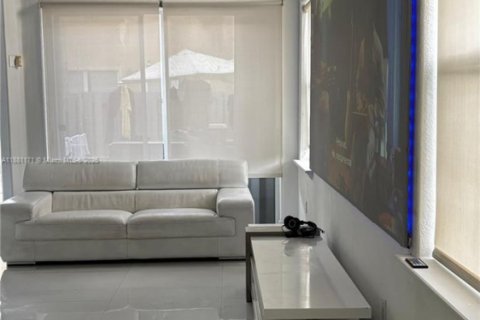 Townhouse in Doral, Florida 3 bedrooms, 211.45 sq.m. № 1924811 - photo 16