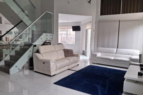 Townhouse in Doral, Florida 3 bedrooms, 211.45 sq.m. № 1924811 - photo 4