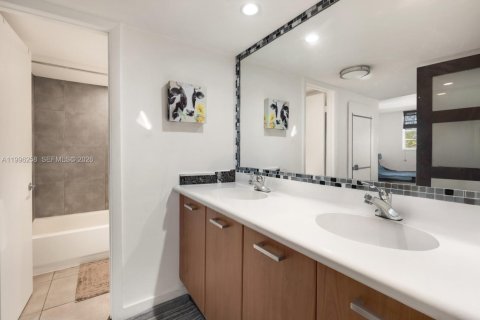 Condo in Miami, Florida, 2 bedrooms  № 2060827 - photo 17