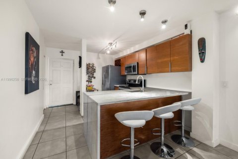 Condo in Miami, Florida, 2 bedrooms  № 2060827 - photo 4