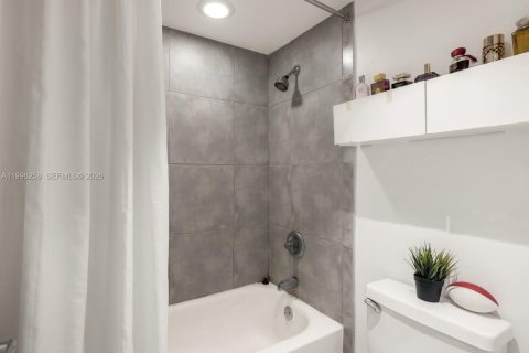 Condo in Miami, Florida, 2 bedrooms  № 2060827 - photo 18