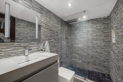 Condo in Miami, Florida, 2 bedrooms  № 2060827 - photo 20