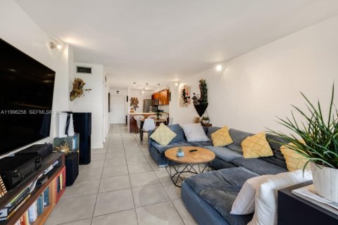 Condo in Miami, Florida, 2 bedrooms  № 2060827 - photo 13
