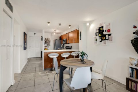 Condo in Miami, Florida, 2 bedrooms  № 2060827 - photo 9
