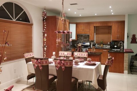 House in Pembroke Pines, Florida 3 bedrooms, 158.77 sq.m. № 1860017 - photo 4