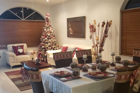 House in Pembroke Pines, Florida 3 bedrooms, 158.77 sq.m. № 1860017 - photo 3