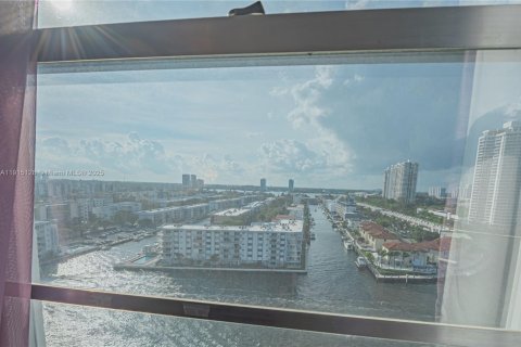 Купить кондоминиум в Санни-Айлс-Бич, Флорида 3 спальни, 222.97м2, № 1971755 - фото 11