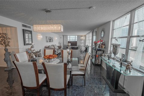 Купить кондоминиум в Санни-Айлс-Бич, Флорида 3 спальни, 222.97м2, № 1971755 - фото 13