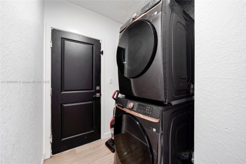 House in Homestead, Florida 4 bedrooms, 197.51 sq.m. № 1950736 - photo 24