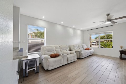 House in Homestead, Florida 4 bedrooms, 197.51 sq.m. № 1950736 - photo 16