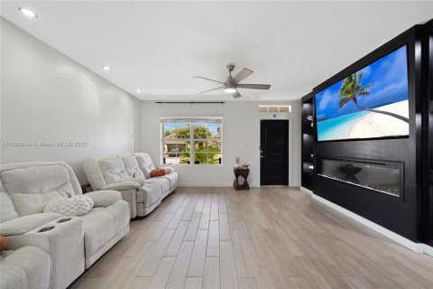 House in Homestead, Florida 4 bedrooms, 197.51 sq.m. № 1950736 - photo 13