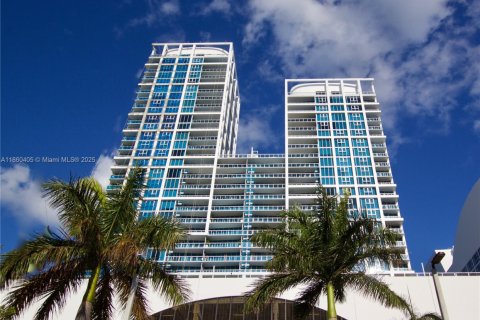 Condo in Miami Beach, Florida, 2 bedrooms  № 1981252 - photo 19